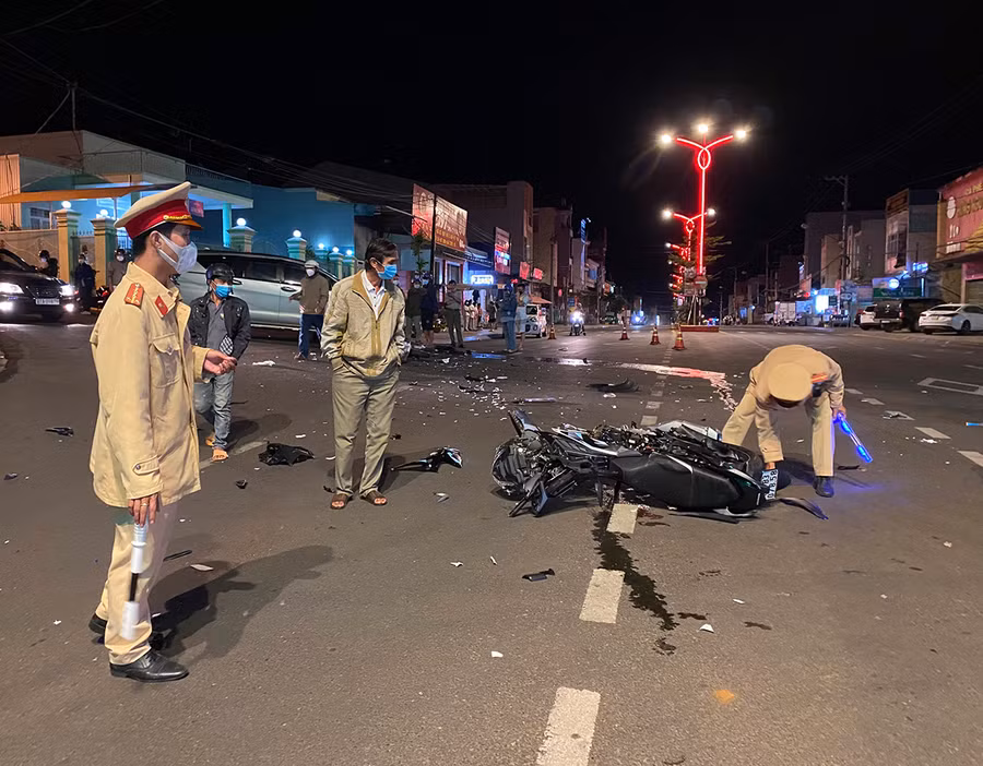 Công an đang khám nghiệm hiện trường. Ảnh: Phạm Quý