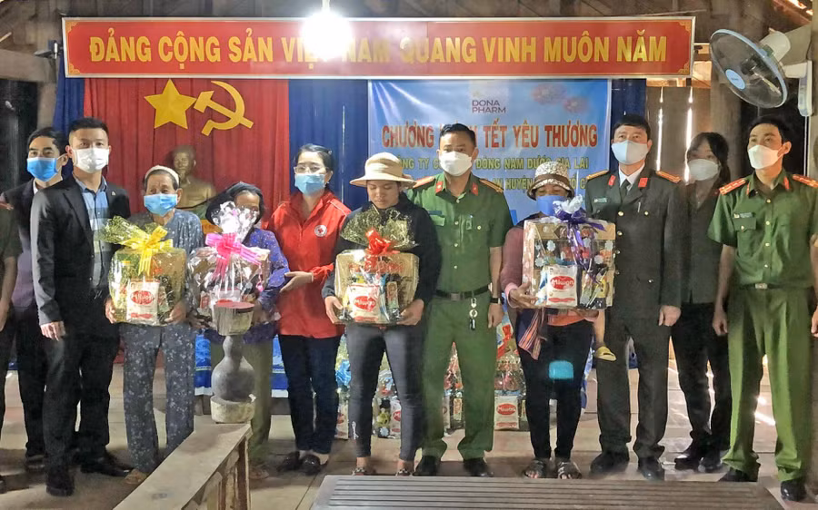 Đoàn tặng quà cho các hộ gia đình có hoàn cảnh khó khăn tại xã Đông và xã Nghĩa An, huyện Kbang. Ảnh: Nam Nghiệp