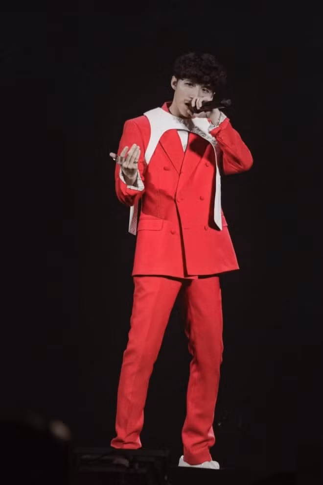 Sơn Tùng cắt tóc ngắn, uốn xoăn nhưng che mất phần trán khiến gương mặt thiếu cân đối.