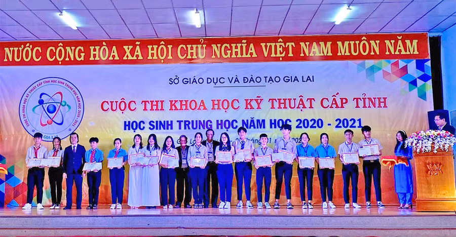 Win và Tiến (bìa phải) nhận giải ba với đề tài nghiên cứu về cây An xoa tại Cuộc thi khoa học kỹ thuật cấp tỉnh học sinh trung học lần thứ VII, năm học 2020-2021 (ảnh chụp tháng 1-2021). Ảnh: Mộc Trà