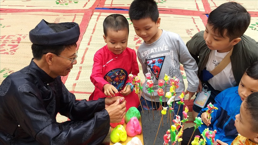 Đi chợ Tết ở thành cổ Đà Nẵng. Ảnh: TT