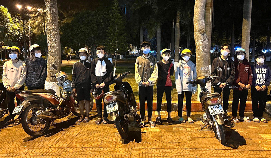  Nhiều thanh-thiếu niên tham gia vào các nhóm đua xe tự phát. Ảnh: Lê Văn Ngọc