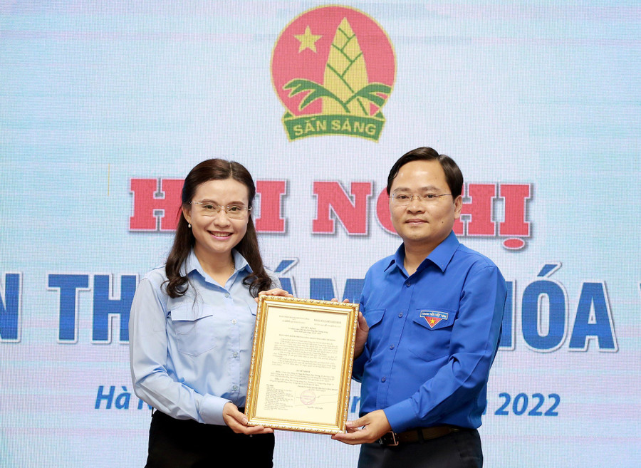 Anh Nguyễn Anh Tuấn trao quyết định công nhận Chủ tịch Hội đồng Đội T.Ư cho chị Nguyễn Phạm Duy Trang. Ảnh: Bảo Anh