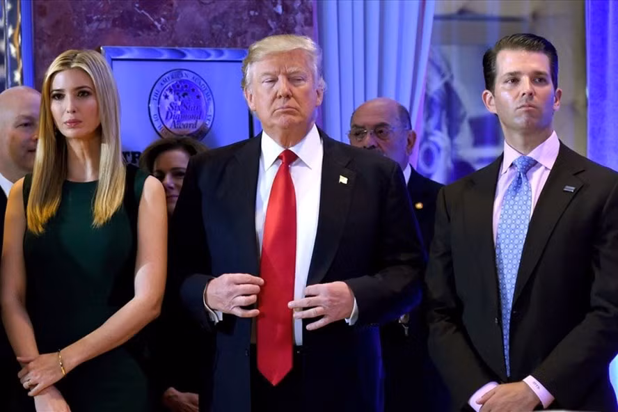 Tổng thống Donald Trump cùng Ivanka Trump (trái) và Donald Trump Jr tại New York, Mỹ, tháng 11.2017 - Ảnh: AFP Tổng thống Donald Trump cùng Ivanka Trump (trái) và Donald Trump Jr tại New York, Mỹ, tháng 11.2017 - Ảnh: AFP