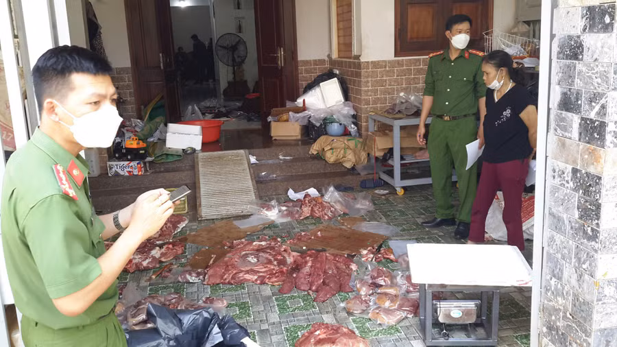 Hiện trường cơ sở làm giả thịt nai khô. Ảnh: CTV