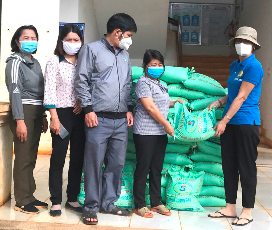 Tặng gạo cho hộ nghèo làng Tung (xã Ia Nan, huyện Đức Cơ) bị ảnh hưởng bởi dịch Covid-19. Ảnh: Đinh Yến Tặng gạo cho hộ nghèo làng Tung, xã Ia Nan bị ảnh hưởng dịch Covid-19. Ảnh: Đinh Yến