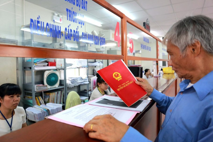 Quy định rõ phí cấp sổ đỏ ở từng cấp. Ảnh: Luật sư X  Quy định rõ phí cấp sổ đỏ ở từng cấp. Ảnh: Luật sư X