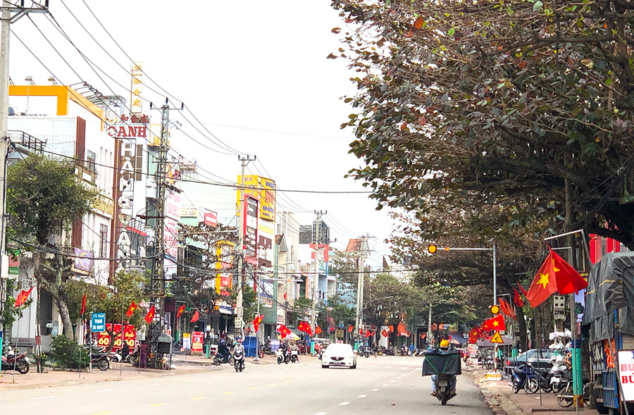 Người dân Pleiku đón năm mới an lành, hạnh phúc. Ảnh: Quang Tấn 