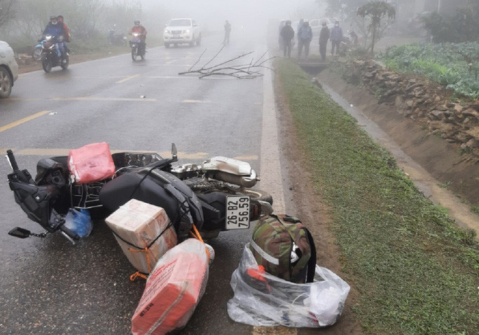 Trên chiếc xe máy mang theo nhiều đồ đạc, có thể 2 vợ chồng đang trên đường về quê ăn Tết Trên chiếc xe máy mang theo nhiều đồ đạc, có thể 2 vợ chồng đang trên đường về quê ăn Tết