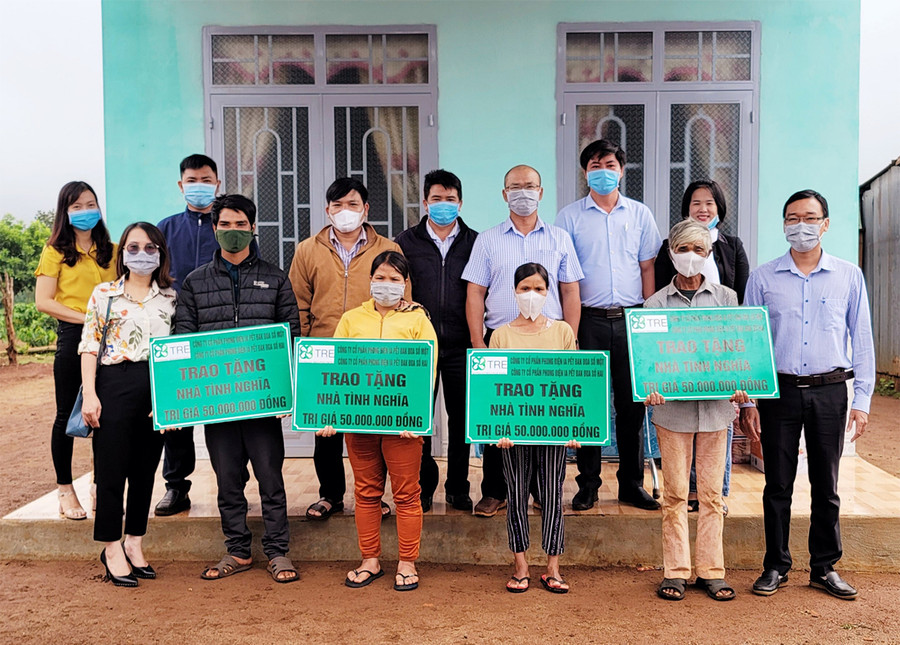 Trao 4 căn nhà cho các hộ gia đình có hoàn cảnh khó khăn xã Ia Băng, huyện Đak Đoa. Ảnh: Vũ Thảo