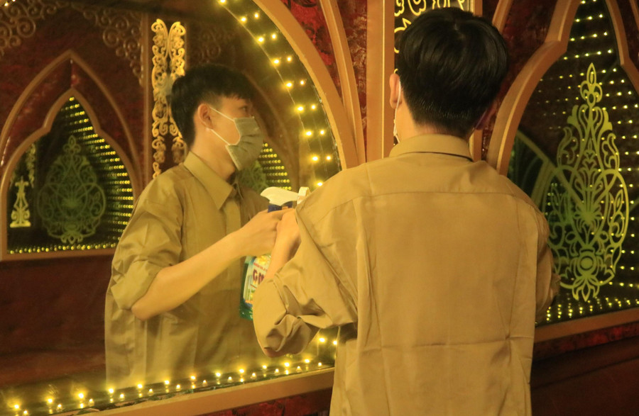 Nhân viên karaoke lau dọn. Ảnh: Cao An Biên