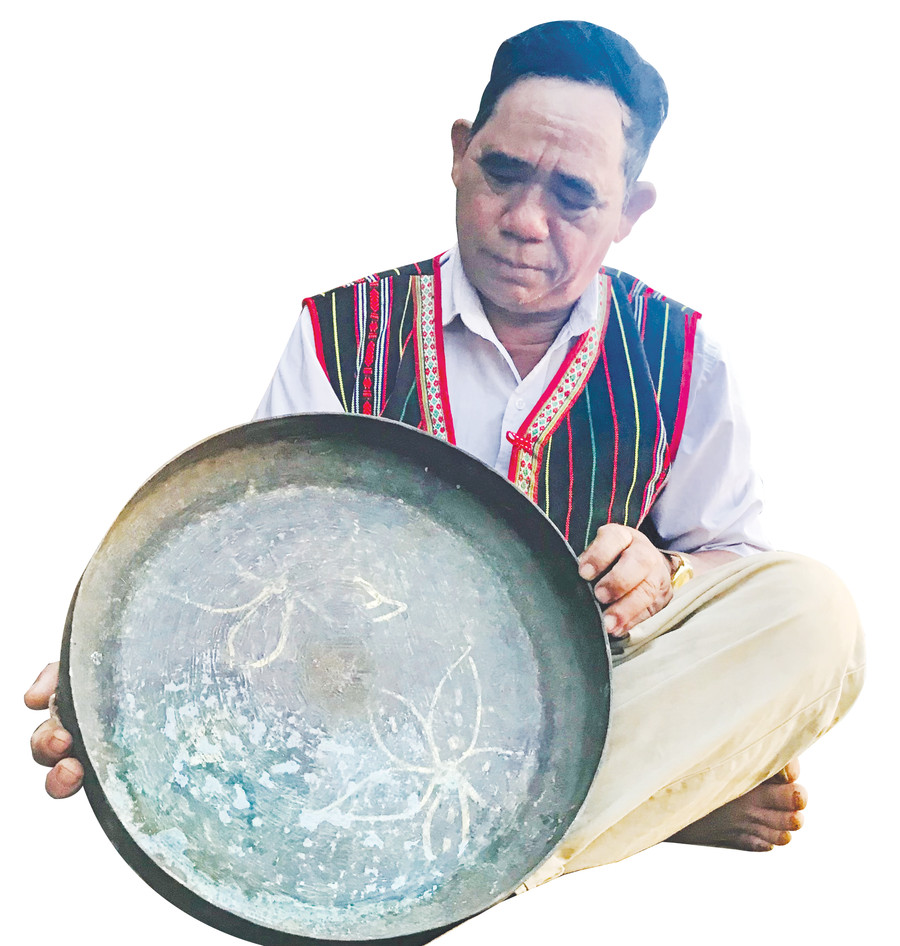 Nghệ nhân chỉnh chiêng Rơ Châm Luih bên chiếc chiêng Hronh Char. Ảnh: Trần Dung Nghệ nhân chỉnh chiêng Rơ Châm Luih bên chiếc chiêng Hronh Char. Ảnh: Trần Dung