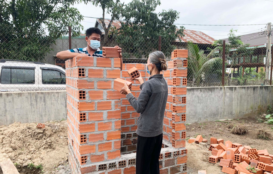 Gia đình bà Nay H’Kih (buôn Plei Apa Ama Đă) hỗ trợ đơn vị thi công ngày công, nguyên vật liệu để xây dựng nhà tiêu hợp vệ sinh. Ảnh: Nguyên Hương