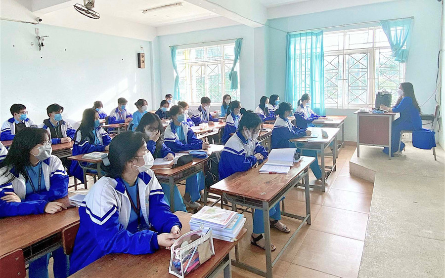 Học sinh THPT ở TP. Pleiku đã trở lại trường học trực tiếp từ ngày 10-1-2022. Ảnh: Mộc Trà Học sinh THPT ở TP. Pleiku đã trở lại trường học trực tiếp từ ngày 10-1-2022. Ảnh: Mộc Trà