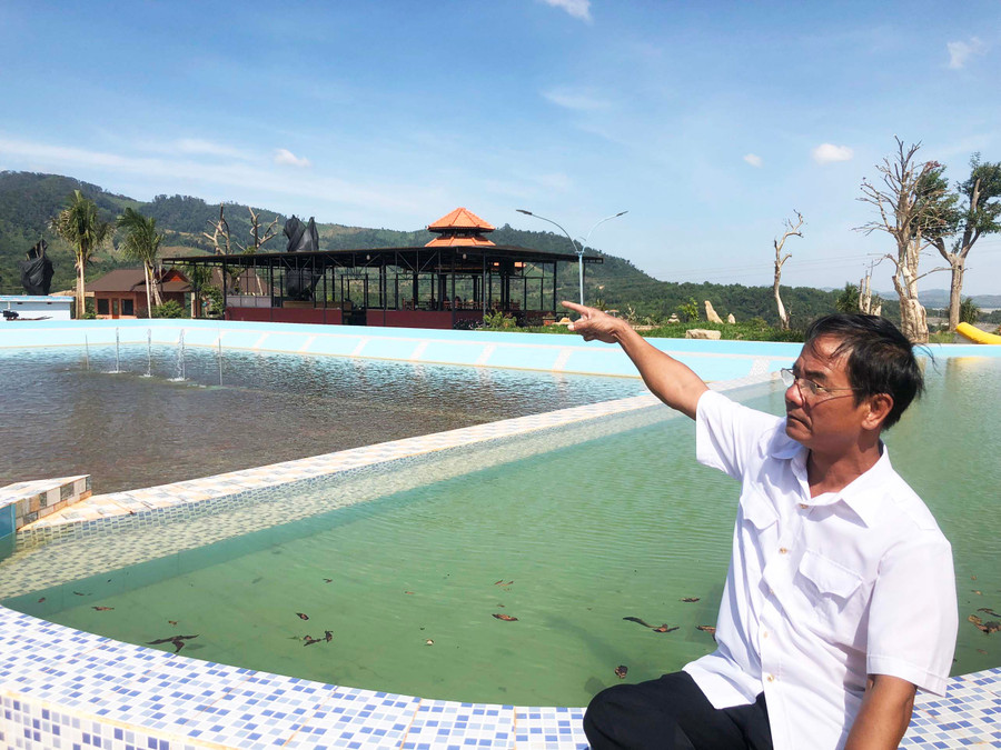 Ông Nguyễn Chất Sâm (tổ 3, thị trấn Ia Ly, huyện Chư Păh) giới thiệu về trang trại của mình. Ảnh: Đinh Yến