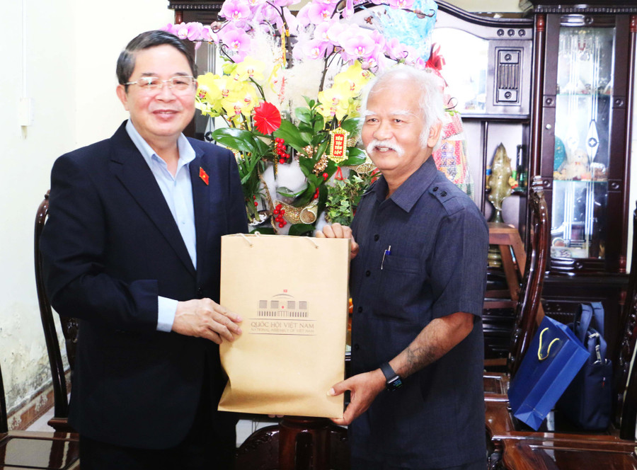 Phó Chủ tịch Quốc hội Nguyễn Đức Hải đã đến thăm hỏi sức khỏe và tặng quà nguyên Ủy viên Ban Chấp hành Trung ương Đảng, nguyên Chủ tịch Hội đồng Dân tộc của Quốc hội, nguyên Bí thư Tỉnh ủy Ksor Phước. Ảnh: Phương Dung