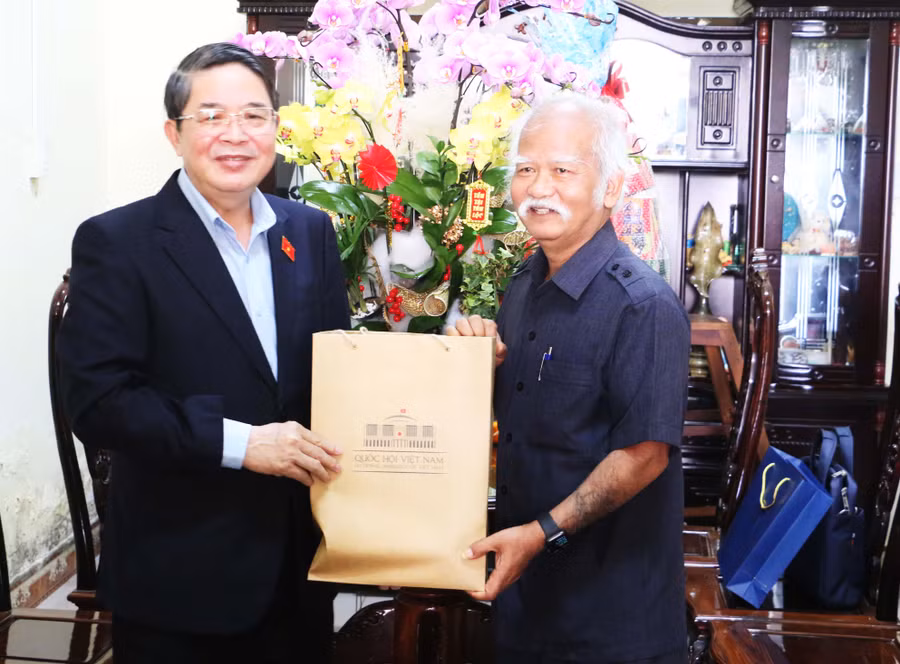 Phó Chủ tịch Quốc hội Nguyễn Đức Hải đã đến thăm hỏi sức khỏe và tặng quà nguyên Ủy viên Ban Chấp hành Trung ương Đảng, nguyên Chủ tịch Hội đồng Dân tộc của Quốc hội, nguyên Bí thư Tỉnh ủy Ksor Phước. Ảnh: Phương Dung