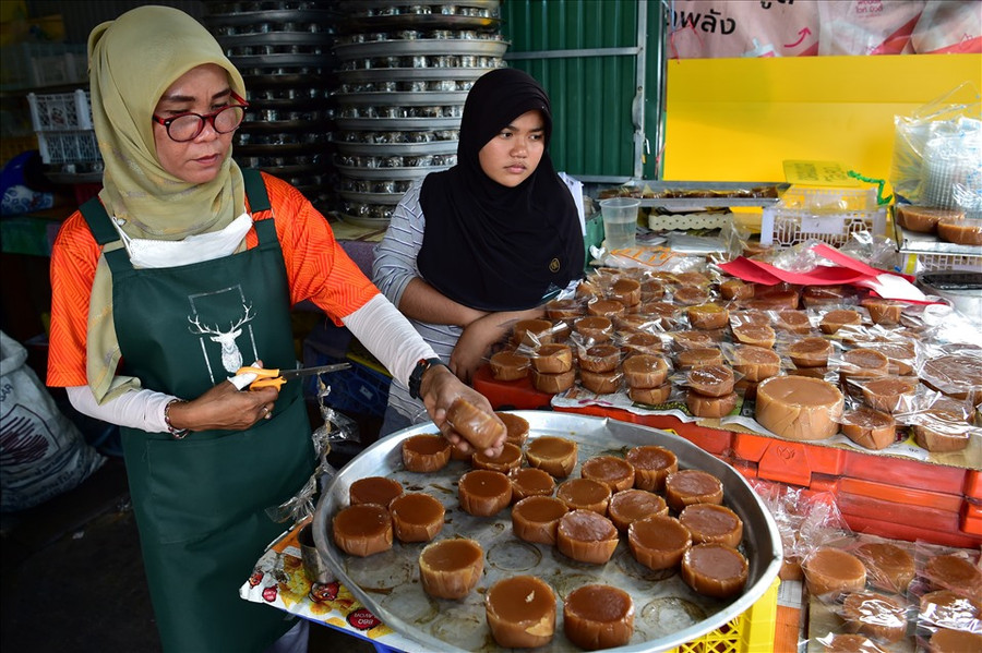 Người bán hàng chuẩn bị những mặt hàng bánh kẹo theo chủ đề Tết Nguyên đán để giao cho khách hàng ở tỉnh Narathiwat, miền nam Thái Lan. Ảnh: AFP