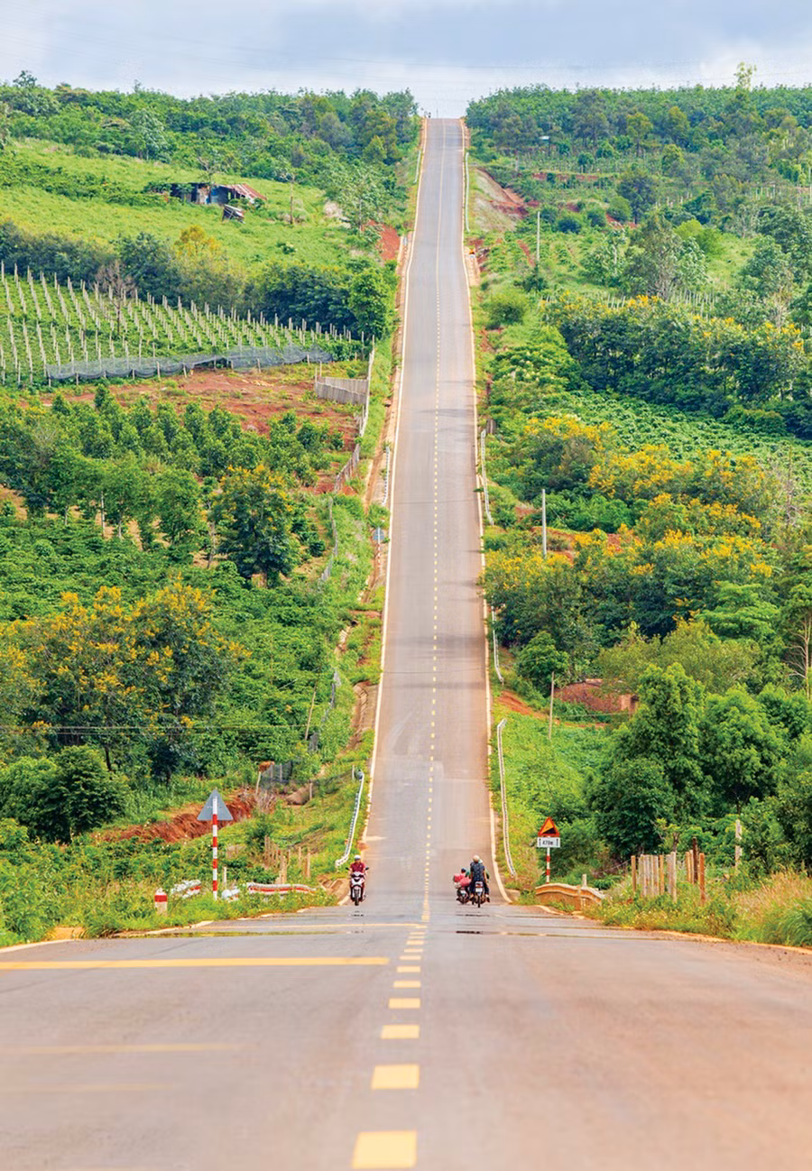 Con đường dốc tuyệt đẹp trên tuyến tránh TP. Pleiku thuộc địa phận xã Ia Pếch, huyện Ia Grai. Ảnh: Chu Thế Dũng