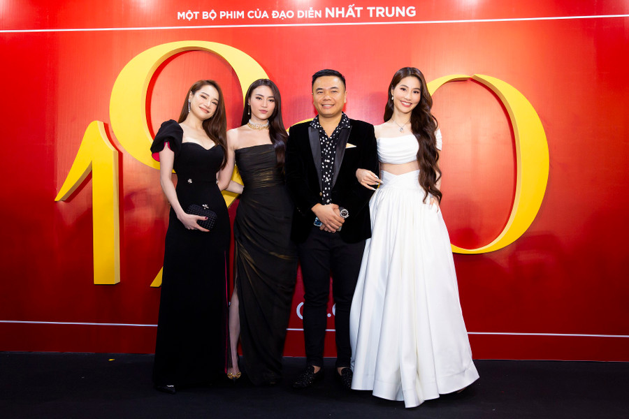 Đạo diễn Nhất Trung cùng ba nàng ngọc nữ của làng điện ảnh Việt: Nhã Phương, Lan Ngọc, Diễm 9X. Xuất hiện với ngoại hình rực rỡ, rạng ngời ở tuổi 30, ba nữ chính của 1990 thu hút ánh nhìn của tất cả khách mời tham dự sự kiện. Cả ba vốn là bạn bè thân thiết hơn 10 năm ngoài đời nhưng đây lại là lần đầu hợp tác chung với nhau trong một tác phẩm. Ảnh: BTC