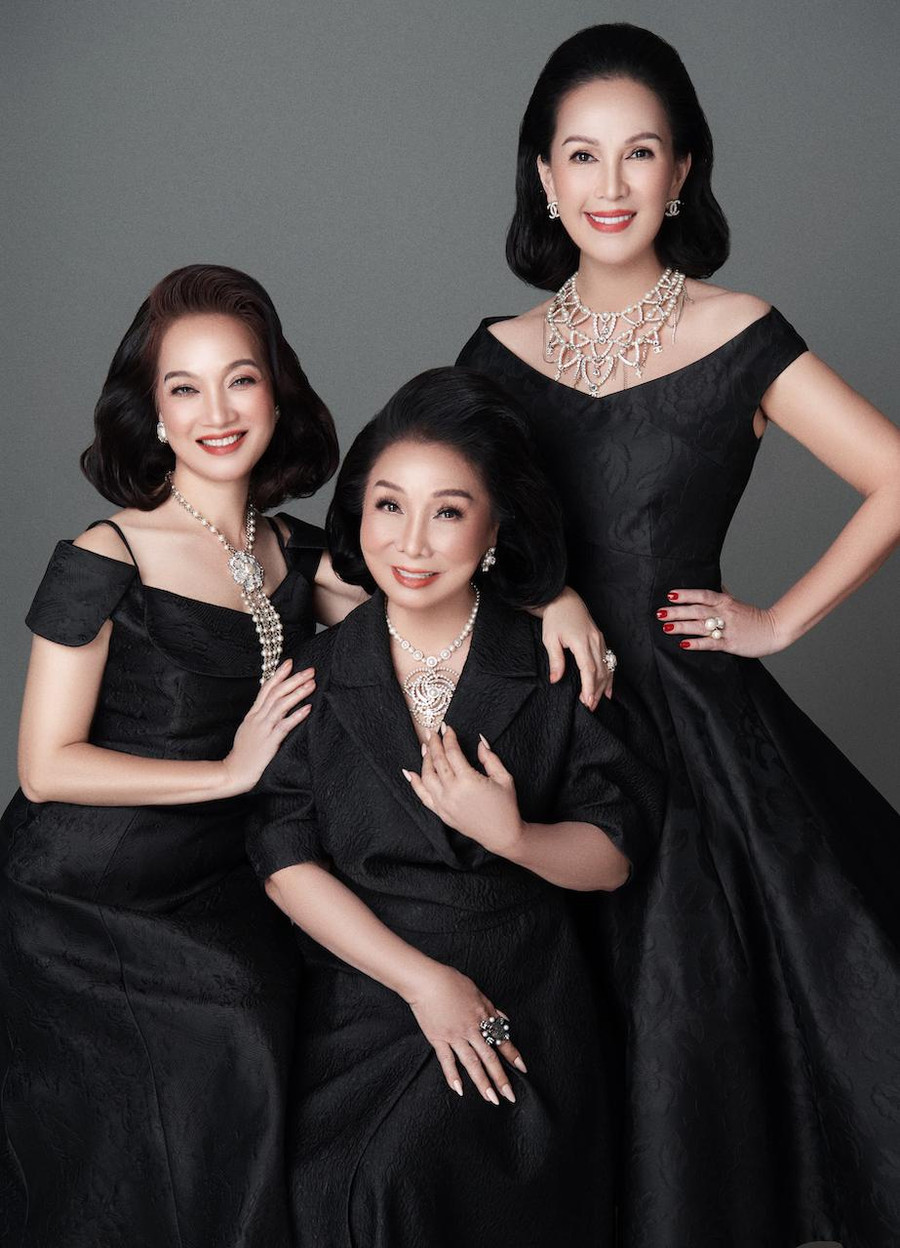 Cùng sử dụng phom váy xòe, sắc đen, Đỗ Mạnh Cường mang đến vẻ ngoài khác biệt cho 3 nghệ sĩ. Đây là lần đầu tiên NSND Bạch Tuyết thay đổi phong cách với trang phục đến từ thương hiệu của nhà thiết kế họ Đỗ. Ảnh: Milor Trần