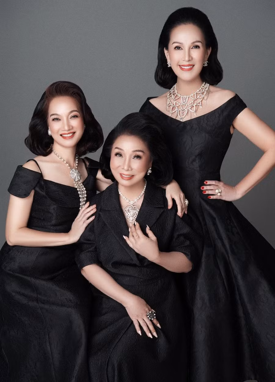 Cùng sử dụng phom váy xòe, sắc đen, Đỗ Mạnh Cường mang đến vẻ ngoài khác biệt cho 3 nghệ sĩ. Đây là lần đầu tiên NSND Bạch Tuyết thay đổi phong cách với trang phục đến từ thương hiệu của nhà thiết kế họ Đỗ. Ảnh: Milor Trần