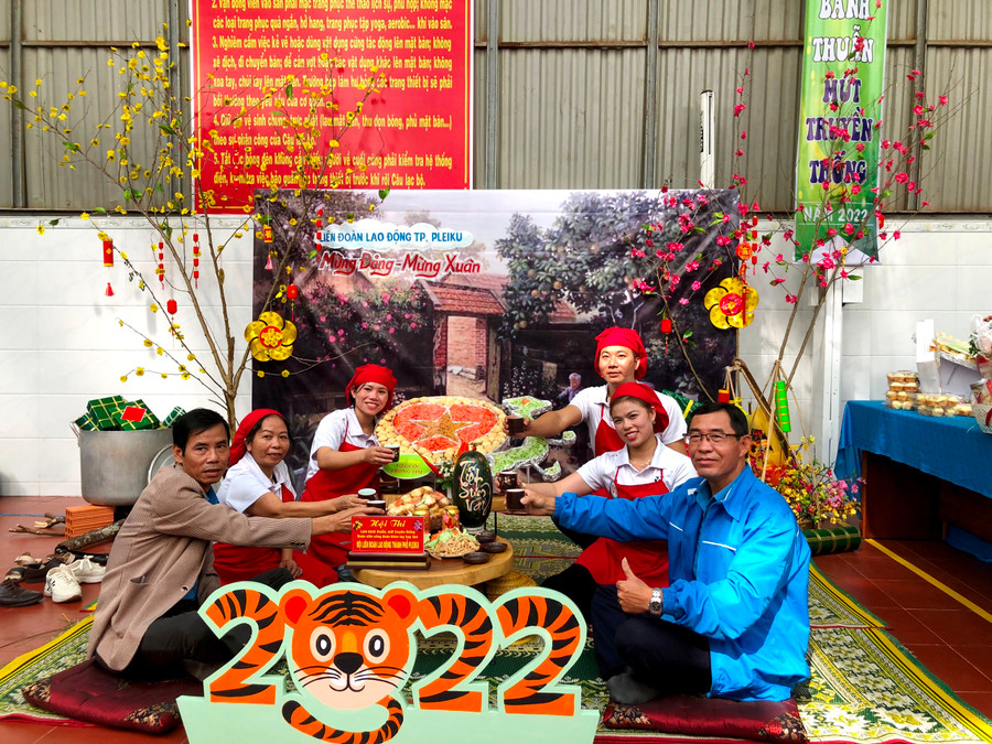 Sản phẩm của đội Liên đoàn Lao động TP. Pleiku đạt giải nhất thi trực tiếp. Ảnh: Đinh Yến