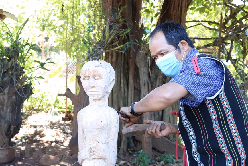 Những nghệ nhân tạc tượng phải rất tỉ mỉ, khéo léo để có thể thổi hồn vào bức tượng do mình làm ra. Ảnh: Hồng Điệp/TTXVN