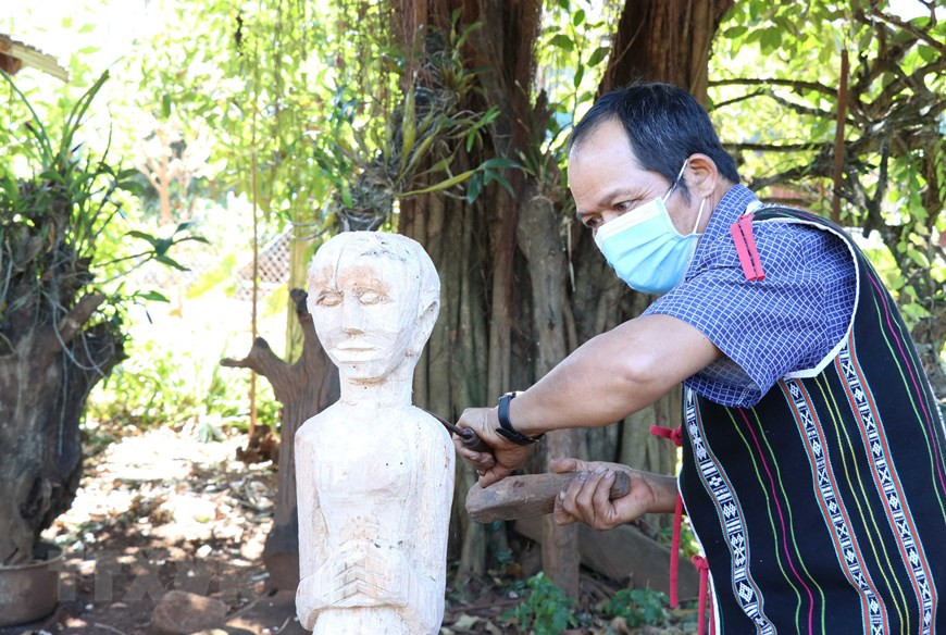 Những nghệ nhân tạc tượng phải rất tỉ mỉ, khéo léo để có thể thổi hồn vào bức tượng do mình làm ra. Ảnh: Hồng Điệp/TTXVN Những nghệ nhân tạc tượng phải rất tỉ mỉ, khéo léo để có thể thổi hồn vào bức tượng do mình làm ra. Ảnh: Hồng Điệp/TTXVN