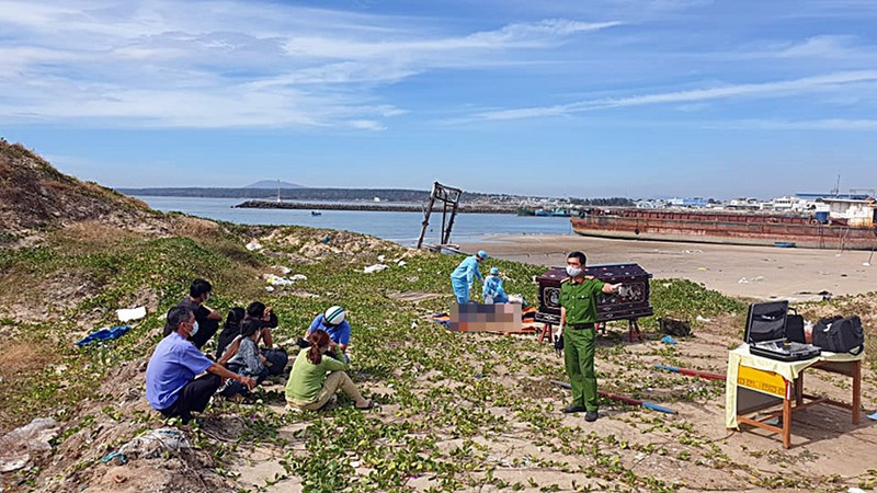 Công an tổ chức cho gia đình nhận diện. Ảnh: LP Công an tổ chức cho gia đình nhận diện. Ảnh: LP