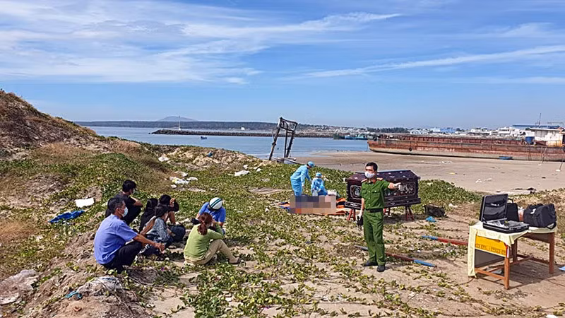 Công an tổ chức cho gia đình nhận diện. Ảnh: LP