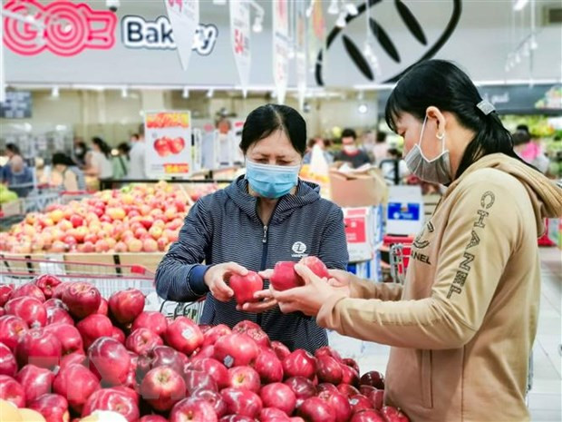  Người dân mua sắm hàng tết tại siêu thị GO! Cần Thơ. (Ảnh minh họa: Thanh Liêm/TTXVN)