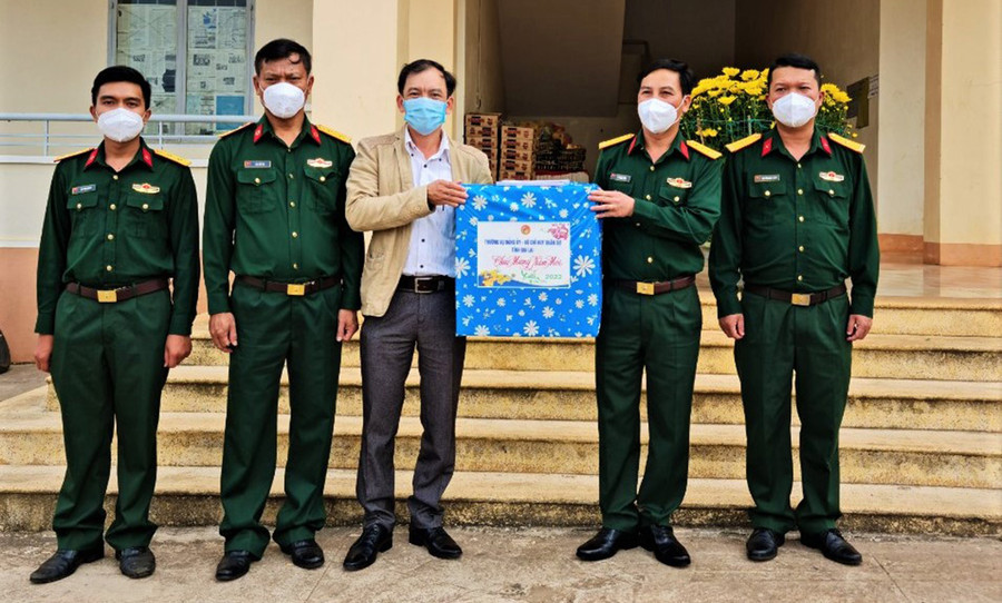 Tặng quà cho cán bộ, chiến sĩ và y-bác sĩ phục vụ tại Bệnh viện dã chiến số 2. Ảnh: Huy Bắc Tặng quà cho cán bộ, chiến sĩ và y-bác sĩ phục vụ tại Bệnh viện dã chiến số 2. Ảnh: Huy Bắc. Ảnh: Huy Bắc