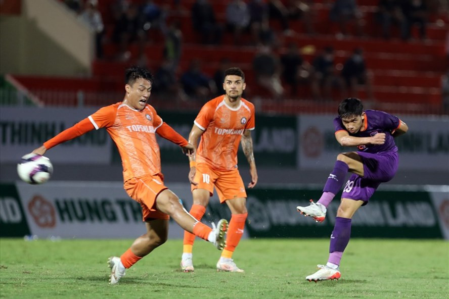 Bình Dương (áo tím) có chiến thắng ấn tượng trước Bình Định tại Cúp Hoàng đế Quang Trung 2022. Ảnh: T.H