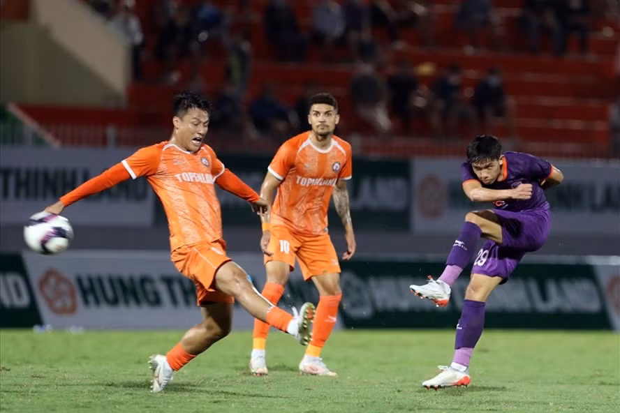 Bình Dương (áo tím) có chiến thắng ấn tượng trước Bình Định tại Cúp Hoàng đế Quang Trung 2022. Ảnh: T.H