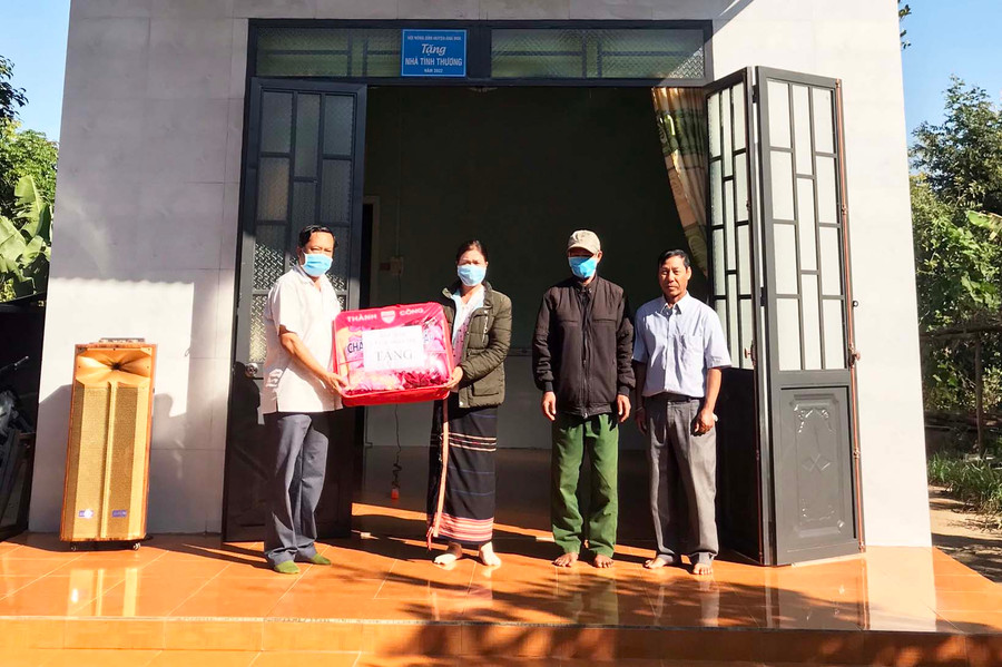 Quang cảnh lễ bàn giao nhà tình thương cho hộ ông Sơk tại làng Bông Lar. Ảnh: Văn Hùng