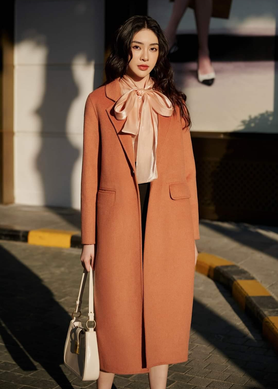 Chất liệu mềm mịn, mỏng nhẹ nhưng giữ nhiệt tốt giúp chị em không cảm thấy nặng nề khi mặc một chiếc măng tô dáng suông tiện lợi và item này cũng dễ phối đồ với nhiều loại quần áo khác nhau.