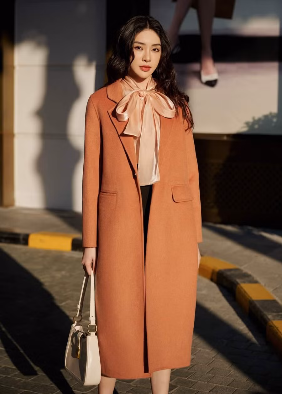 Chất liệu mềm mịn, mỏng nhẹ nhưng giữ nhiệt tốt giúp chị em không cảm thấy nặng nề khi mặc một chiếc măng tô dáng suông tiện lợi và item này cũng dễ phối đồ với nhiều loại quần áo khác nhau.