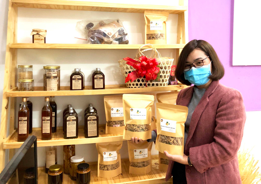 Mứt gừng vị trái cây, mật ong là mặt hàng khá mới mẻ trên thị trường Tết năm nay. Ảnh: Phương Vi