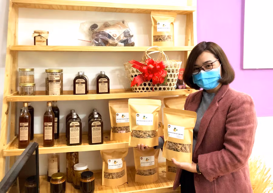 Mứt gừng vị trái cây, mật ong là mặt hàng khá mới mẻ trên thị trường Tết năm nay. Ảnh: Phương Vi