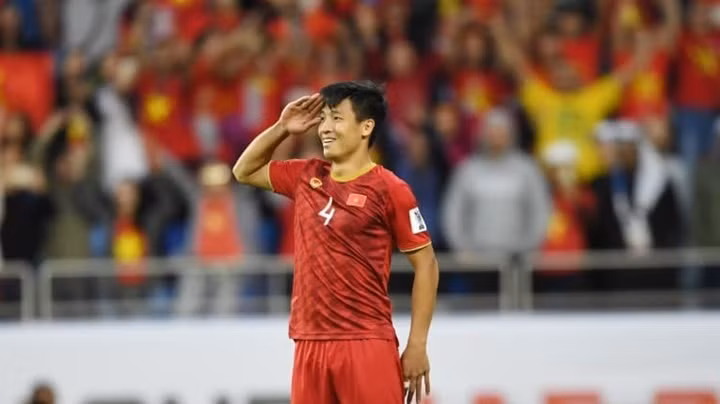 Trung vệ Bùi Tiến Dũng nhiều khả năng được trao băng đội trưởng tuyển Việt Nam. Ảnh: AFC