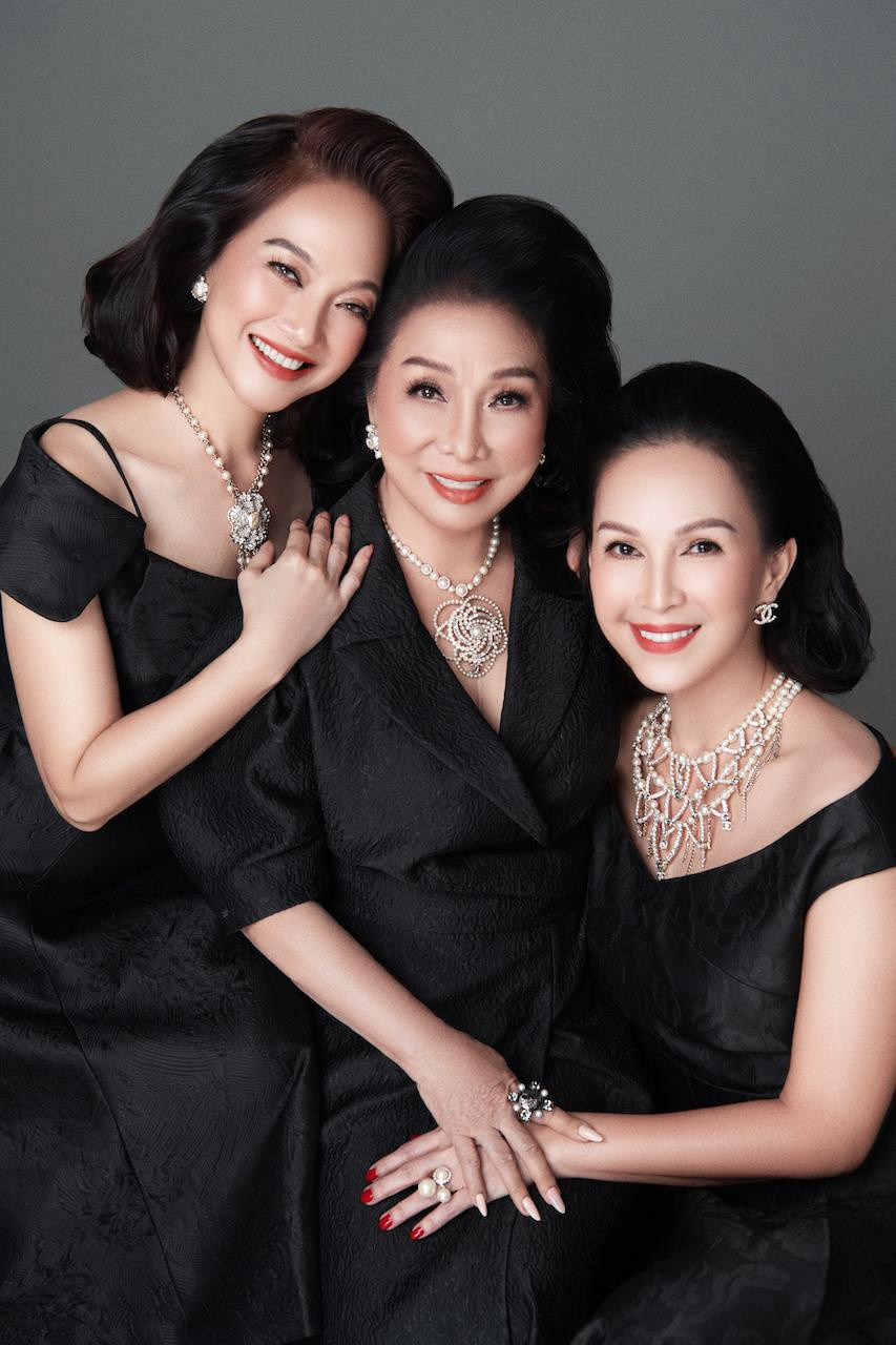 Đỗ Mạnh Cường chia sẻ NSND Lê Khanh và diễn viên Diễm My từng nhiều lần diện thiết kế của anh. Riêng NSND Bạch Tuyết thì đây là lần đầu tiên được làm việc. 