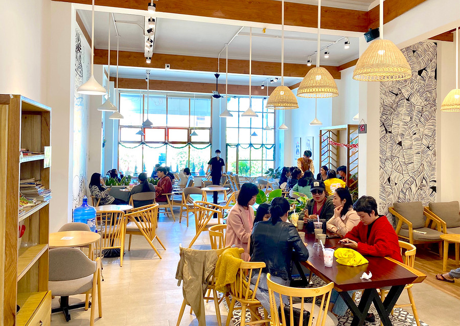 Để đảm bảo an toàn phòng dịch, quán Trà sữa Ocha House đã bố trí bàn ghế giãn cách, hạn chế tập trung đông người. Ảnh: Mộc Trà Để đảm bảo an toàn phòng dịch, Quán Trà sữa Ocha House đã bố trí bàn ghế giãn cách, hạn chế tập trung đông người. Ảnh: Mộc Trà