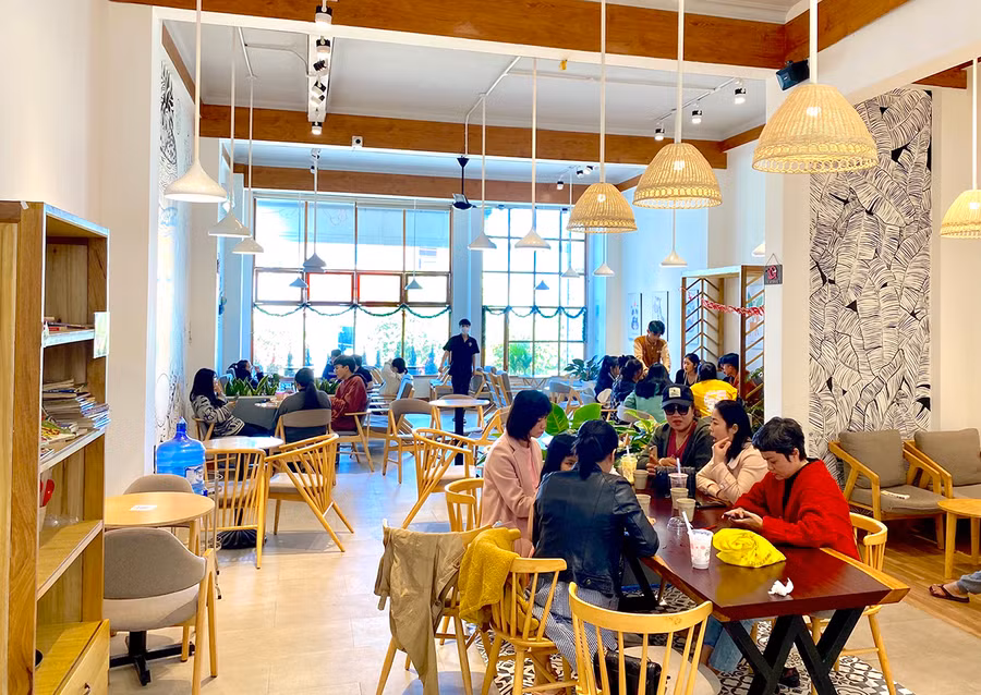 Để đảm bảo an toàn phòng dịch, Quán Trà sữa Ocha House đã bố trí bàn ghế giãn cách, hạn chế tập trung đông người. Ảnh: Mộc Trà