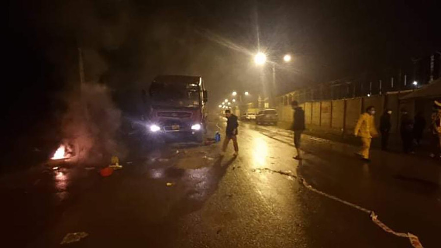 Sau khi va chạm với xe tải, cả 2 người đi trên xe máy đều bị tử vong. Ảnh: CTV