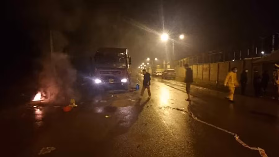 Sau khi va chạm với xe tải, cả 2 người đi trên xe máy đều bị tử vong. Ảnh: CTV