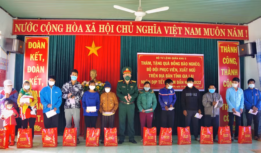 Đại tá Trương Quang Nhạn - Phó Tham mưu trưởng Quân khu, trao quà cho bàn con nhân dân tại xã Ia Pếch (huyện Ia Grai). Ảnh: Văn Huỳnh