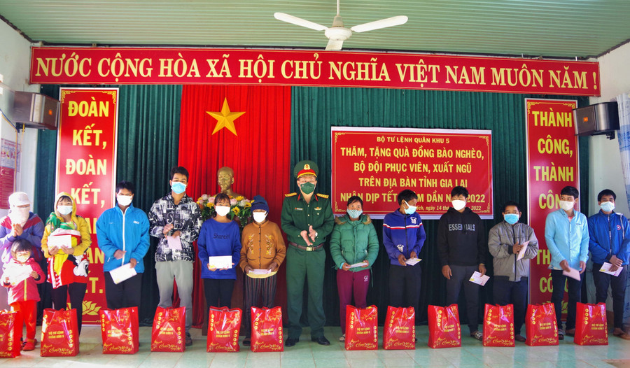 Đại tá Trương Quang Nhạn - Phó Tham mưu trưởng Quân khu, trao quà cho bàn con nhân dân tại xã Ia Pếch (huyện Ia Grai). Ảnh: Văn Huỳnh