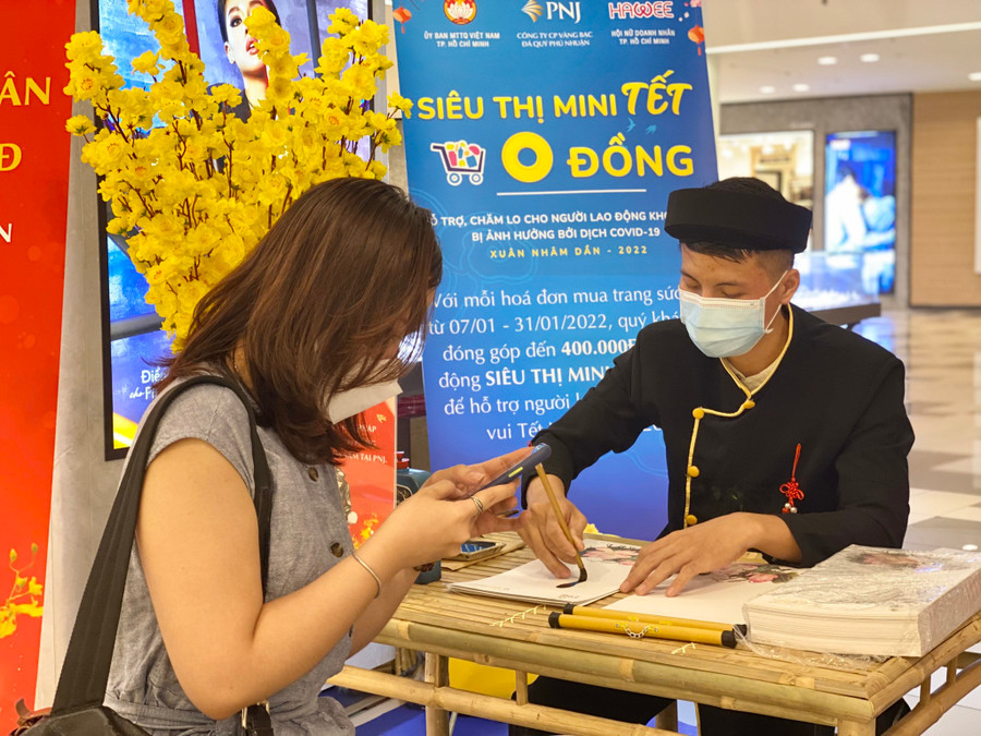 Ông đồ Bùi Thiên Phúc trong một sự kiện gần đây. Ảnh: NVCC Ông đồ Bùi Thiên Phúc trong một sự kiện gần đây. Ảnh: NVCC