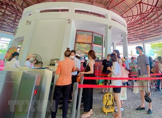 Du khách phải thực hiện khai báo y tế, đeo khẩu trang trước khi vào khu du lịch ở Đà Nẵng. Ảnh: TTXVN phát